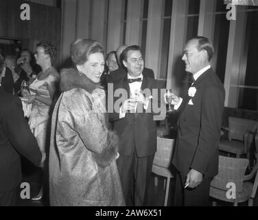 Premiere des Camarades de cinéma cessez votre roar sauvage. Prince Bernhard en conversation avec le directeur Fons Rademakers [et Ellen Vogel?] Date: 26 octobre 1960 mots clés: Cinéma, maison royale, premiers ministres, princes Nom De La Personne: Bernhard (prince Pays-Bas), Rademakers, Fons Banque D'Images