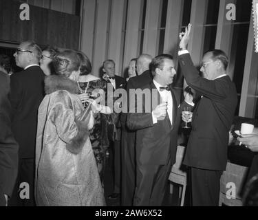 Premiere des Camarades de cinéma cessez votre roar sauvage. Prince Bernhard en conversation avec le directeur Fons Rademakers Date: 26 octobre 1960 mots clés: Cinéma, maison royale, premiers ministres, princes Nom De La Personne: Bernhard (prince Pays-Bas), Rademakers, Fons Banque D'Images