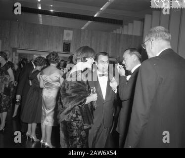 Premiere des Camarades de cinéma cessez votre roar sauvage. Prince Bernhard en conversation avec le réalisateur Fons Rademakers Annotation: En outre Rademakers sa femme Lilly Date: 26 octobre 1960 mots clés: Films, maison royale, premiers ministres, princes Personne Nom: Bernhard (prince Pays-Bas), Rademakers, Fons Banque D'Images