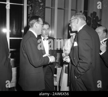 Premiere des Camarades de cinéma cessez votre roar sauvage. Prince Bernhard dans la conversation Date : 26 octobre 1960 mots clés : films, maison royale, premiers ministres, princes Nom De La Personne : Bernhard (jr.) (Prince Pays-Bas) Banque D'Images