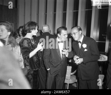 Premiere des Camarades de cinéma cessez votre roar sauvage. Prince Bernhard en conversation avec le directeur Fons Rademakers Date: 26 octobre 1960 mots clés: Cinéma, maison royale, premiers ministres, princes Nom De La Personne: Bernhard (prince Pays-Bas), Rademakers, Fons Banque D'Images