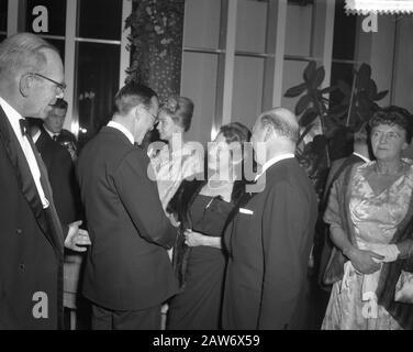 Premiere des Camarades de cinéma cessez votre roar sauvage. Prince Bernhard dans la conversation avec l'annotation CAST: [Ellen Vogel ou Ank van der Moer? Et Jan Teulingslaan] Date : 26 octobre 1960 mots clés : films, maison royale, premiers ministres, princes Nom De La Personne : Bernhard, prince Banque D'Images