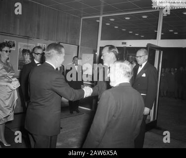 Premiere des Camarades de cinéma cessez votre roar sauvage. Prince Bernhard Date d'arrivée: 26 octobre 1960 mots clés: Cinéma, maison royale, premiers ministres, princes Nom De La Personne: Bernhard (prince Pays-Bas) Banque D'Images