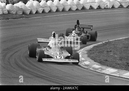 Grand Prix à Zandvoort Lauda (12) suivi de Jarier (17) Date : 22 juin 1975 lieu : Hollande-Nord, Zandvoort mots clés : course automobile, pistes, voitures de course Nom de la personne : Jarier, Jean-Pierre, Lauda, ​​Niki Banque D'Images