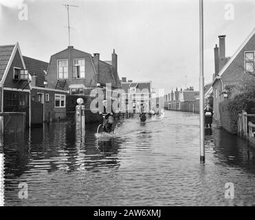 Inondation à Meppel, une des rues inondées à Meppel Date : 5 décembre 1960 lieu : Meppel mots clés : inondations Banque D'Images