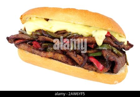 Rouleau sandwich au steak de fromage avec poivrons rouges et verts isolés sur fond blanc Banque D'Images