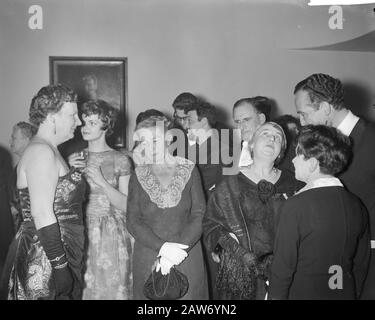 Ouverture de la 26ème semaine du livre dans le Concertgebouw à Amsterdam, pendant la pause v.l.n.n. Reine Juliana, C.E. Pothast Gimberg Date: 24 février 1961 lieu: Amsterdam, Noord-Holland mots clés: Réserver DES SEMAINES IMMEUBLES DE CONCERT, Ouvertures, reines Nom De La Personne: Juliana (Reine Pays-Bas), Juliana, Queen, Pothast Gimberg, C.E. Banque D'Images