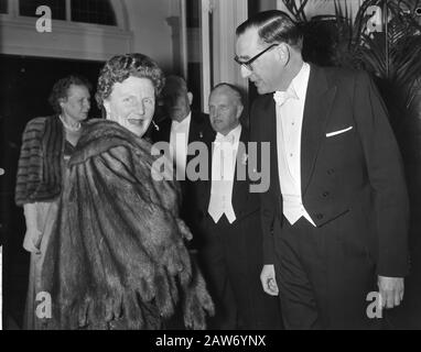 Ouverture de la 26ème semaine du livre dans le Concertgebouw à Amsterdam, M. Lubberhuizen et la Reine Juliana Date: 24 février 1961 lieu: Amsterdam, Noord-Holland mots clés: Réserver DES SEMAINES IMMEUBLES DE CONCERT , Ouvertures, reines Nom De La Personne: Juliana (Reine Pays-Bas) Banque D'Images