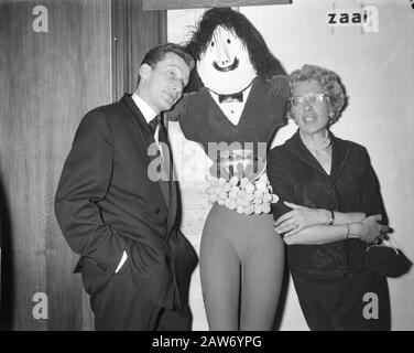 Ouverture de la 26ème semaine du livre dans le Concertgebouw à Amsterdam, après ball, Harry Mulisch et Annie M. G. Schmidt pour tailler Date: 24 février 1961 lieu: Amsterdam, Noord-Holland mots clés: Ball, RÉSERVER DES SEMAINES BÂTIMENTS DE CONCERT, Ouvertures Nom De La Personne: Mulisch, Harry Schmidt, Annie M. G. Banque D'Images