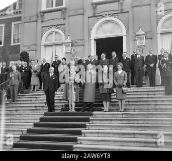 Manifestation associée à 12,5 jubilé de sa Majesté la Reine Juliana Royal sur les marches de Huis ten Bosch Annotation: De gauche à droite. Le maire Kolfschoten, la reine Juliana, le prince Bernhard, la princesse Beatrix, la princesse Irene, derrière eux, y compris les membres du Cabinet Date : 6 mars 1961 lieu : den Haag Banque D'Images