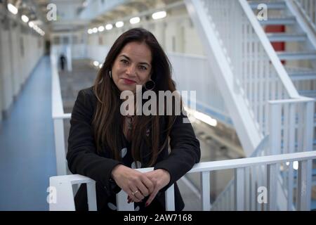 Pia Sinha, le gouverneur de HMP Liverpool, également connu sous le nom de prison de Walton, photographié dans la B Escadre de la prison. La prison a reçu un rapport effrayant en 2017 qui a fait ressortir divers manquements et problèmes. Mme Sinha a été nommée cette année-là et, dans les deux prochaines années, elle a transformé la prison en un programme d'amélioration et de soutien aux détenus et à l'infrastructure. HMP Liverpool abrite un maximum de 700 prisonniers avec un personnel global d'environ 250 personnes. Banque D'Images