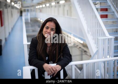 Pia Sinha, le gouverneur de HMP Liverpool, également connu sous le nom de prison de Walton, photographié dans la B Escadre de la prison. La prison a reçu un rapport effrayant en 2017 qui a fait ressortir divers manquements et problèmes. Mme Sinha a été nommée cette année-là et, dans les deux prochaines années, elle a transformé la prison en un programme d'amélioration et de soutien aux détenus et à l'infrastructure. HMP Liverpool abrite un maximum de 700 prisonniers avec un personnel global d'environ 250 personnes. Banque D'Images