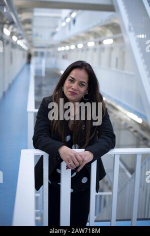 Pia Sinha, le gouverneur de HMP Liverpool, également connu sous le nom de prison de Walton, photographié dans la B Escadre de la prison. La prison a reçu un rapport effrayant en 2017 qui a fait ressortir divers manquements et problèmes. Mme Sinha a été nommée cette année-là et, dans les deux prochaines années, elle a transformé la prison en un programme d'amélioration et de soutien aux détenus et à l'infrastructure. HMP Liverpool abrite un maximum de 700 prisonniers avec un personnel global d'environ 250 personnes. Banque D'Images