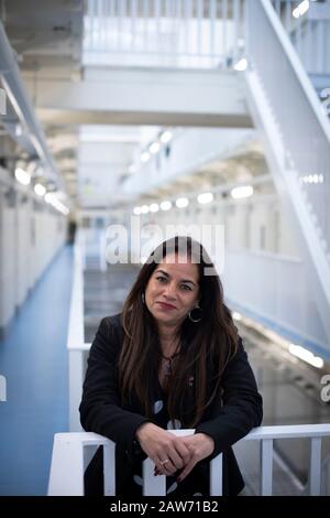 Pia Sinha, le gouverneur de HMP Liverpool, également connu sous le nom de prison de Walton, photographié dans la B Escadre de la prison. La prison a reçu un rapport effrayant en 2017 qui a fait ressortir divers manquements et problèmes. Mme Sinha a été nommée cette année-là et, dans les deux prochaines années, elle a transformé la prison en un programme d'amélioration et de soutien aux détenus et à l'infrastructure. HMP Liverpool abrite un maximum de 700 prisonniers avec un personnel global d'environ 250 personnes. Banque D'Images