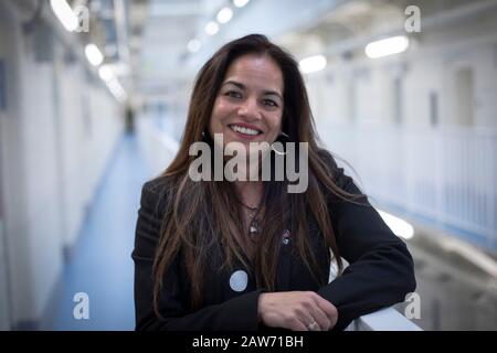 Pia Sinha, le gouverneur de HMP Liverpool, également connu sous le nom de prison de Walton, photographié dans la B Escadre de la prison. La prison a reçu un rapport effrayant en 2017 qui a fait ressortir divers manquements et problèmes. Mme Sinha a été nommée cette année-là et, dans les deux prochaines années, elle a transformé la prison en un programme d'amélioration et de soutien aux détenus et à l'infrastructure. HMP Liverpool abrite un maximum de 700 prisonniers avec un personnel global d'environ 250 personnes. Banque D'Images