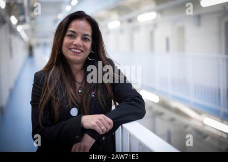 Pia Sinha, le gouverneur de HMP Liverpool, également connu sous le nom de prison de Walton, photographié dans la B Escadre de la prison. La prison a reçu un rapport effrayant en 2017 qui a fait ressortir divers manquements et problèmes. Mme Sinha a été nommée cette année-là et, dans les deux prochaines années, elle a transformé la prison en un programme d'amélioration et de soutien aux détenus et à l'infrastructure. HMP Liverpool abrite un maximum de 700 prisonniers avec un personnel global d'environ 250 personnes. Banque D'Images