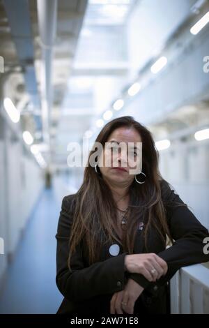 Pia Sinha, le gouverneur de HMP Liverpool, également connu sous le nom de prison de Walton, photographié dans la B Escadre de la prison. La prison a reçu un rapport effrayant en 2017 qui a fait ressortir divers manquements et problèmes. Mme Sinha a été nommée cette année-là et, dans les deux prochaines années, elle a transformé la prison en un programme d'amélioration et de soutien aux détenus et à l'infrastructure. HMP Liverpool abrite un maximum de 700 prisonniers avec un personnel global d'environ 250 personnes. Banque D'Images