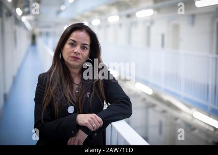 Pia Sinha, le gouverneur de HMP Liverpool, également connu sous le nom de prison de Walton, photographié dans la B Escadre de la prison. La prison a reçu un rapport effrayant en 2017 qui a fait ressortir divers manquements et problèmes. Mme Sinha a été nommée cette année-là et, dans les deux prochaines années, elle a transformé la prison en un programme d'amélioration et de soutien aux détenus et à l'infrastructure. HMP Liverpool abrite un maximum de 700 prisonniers avec un personnel global d'environ 250 personnes. Banque D'Images