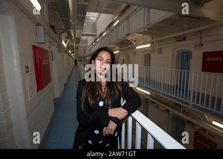 Pia Sinha, le gouverneur de HMP Liverpool, également connu sous le nom de prison de Walton, photographié dans la B Escadre de la prison. La prison a reçu un rapport effrayant en 2017 qui a fait ressortir divers manquements et problèmes. Mme Sinha a été nommée cette année-là et, dans les deux prochaines années, elle a transformé la prison en un programme d'amélioration et de soutien aux détenus et à l'infrastructure. HMP Liverpool abrite un maximum de 700 prisonniers avec un personnel global d'environ 250 personnes. Banque D'Images