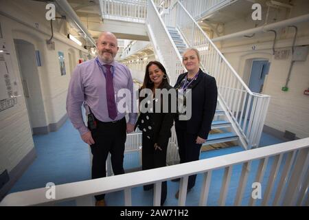 Pia Sinha (centre), gouverneur de HMP Liverpool, également connu sous le nom de prison de Walton, photographié dans la B Wing de la prison avec des membres de son équipe Anna Smith et John Woolham. La prison a reçu un rapport effrayant en 2017 qui a fait ressortir divers manquements et problèmes. Mme Sinha a été nommée cette année-là et, dans les deux prochaines années, elle a transformé la prison en un programme d'amélioration et de soutien aux détenus et à l'infrastructure. HMP Liverpool abrite un maximum de 700 prisonniers avec un personnel global d'environ 250 personnes. Banque D'Images