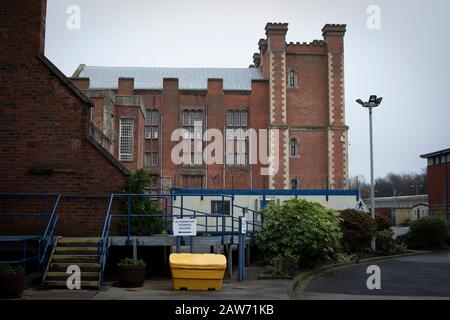 Vue extérieure des bâtiments situés dans les quartiers de HMP Liverpool, également connue sous le nom de prison de Walton. La prison a reçu un rapport effrayant en 2017 qui a fait ressortir divers manquements et problèmes. Le gouverneur actuel Pia Sinha a été nommé cette année-là et, au cours des deux prochaines années, elle a fait tourner la prison avec un programme d'améliorations et de soutien aux détenus et à l'infrastructure. HMP Liverpool abrite un maximum de 700 prisonniers avec un personnel global d'environ 250 personnes. Banque D'Images