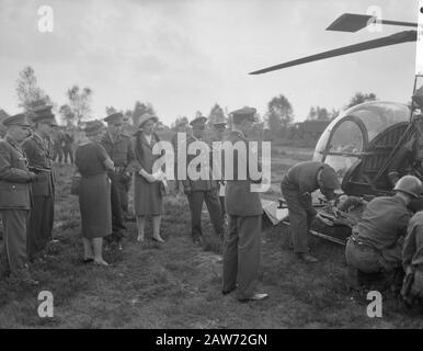 La reine Juliana et le prince Bernhard ont visité la 4ème division de l'armée. Chargement blessé en hélicoptère Date: 27 septembre 1961 mots clés: Visites royales, militaires, unités de l'armée Nom De La Personne: Juliana (Reine Pays-Bas) Banque D'Images