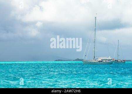 Mer turquoise et yachts ancrés, Tobago Cays, Saint-Vincent-et-les Grenadines, mer des Caraïbes Banque D'Images