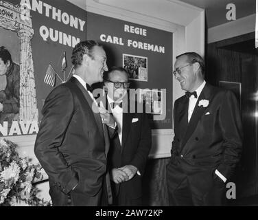 Le Prince Bernhard assiste au gala de projection du film The Guns of Navarone in. David Niven (à gauche), Carl Foreman (scénario) et Prince Bernhard Date : 6 octobre 1961 mots clés : acteurs, théâtres, cinéma, stars du cinéma, royauté, princes Person Nom : Bernhard (prince Pays-Bas), Foreman Carl, Niven, David Banque D'Images