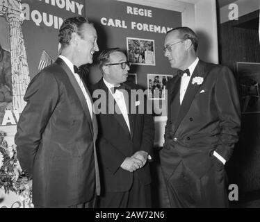 Le Prince Bernhard assiste au gala de projection du film The Guns of Navarone in. David Niven (à gauche), Carl Foreman (scénario) et Prince Bernhard Date : 6 octobre 1961 mots clés : acteurs, théâtres, cinéma, stars du cinéma, royauté, princes Person Nom : Bernhard (prince Pays-Bas), Foreman Carl, Niven, David Banque D'Images