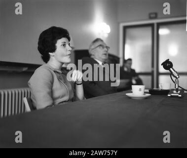 Conférence de presse d'Anneke Beekman à Maastricht. Anneke pendant la conférence de presse. Avec Lunettes M. De Kort. Date: 3 décembre 1961 lieu: Limbourg, Maastricht mots clés: Avocats, conférences de presse, femme Nom: Beekman, Anneke Banque D'Images