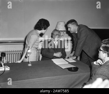 Conférence de presse d'Anneke Beekman à Maastricht. Anneke pendant la conférence de presse. Avec Lunettes M. De Kort. Date: 3 décembre 1961 lieu: Limbourg, Maastricht mots clés: Avocats, conférences de presse, femme Nom: Beekman, Anneke Banque D'Images