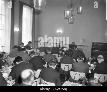 Conférence de presse d'Anneke Beekman à Maastricht. Aperçu journalistes Date: 3 décembre 1961 lieu: Limbourg, Maastricht mots clés: Journalistes, presse, conférences de presse Banque D'Images