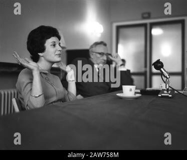 Conférence de presse d'Anneke Beekman à Maastricht. Anneke refuse de répondre. . Outre son M. de Kort Date: 3 décembre 1961 lieu: Limbourg, Maastricht mots clés: Avocats, conférences de presse, femme Nom: Beekman, Anneke Banque D'Images