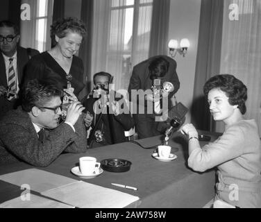 Conférence de presse d'Anneke Beekman à Maastricht. Anneke posant pour les photographes Date: 3 décembre 1961 lieu: Limbourg, Maastricht mots clés: Photographes, conférences de presse, femmes Nom: Beekman, Anneke Banque D'Images