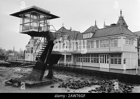 Réglementation de la circulation et standard du tramway d'Amsterdam qui tant que le café Hollandsch Nord-Sud est placé avant d'être transféré au tramway du musée à la station de Haarlemmermeerstation. Maisons à café, tours de contrôle Date: 3 janvier 1983 lieu: Amsterdam, Noord-Holland mots clés: Maisons à café, tours de contrôle Banque D'Images