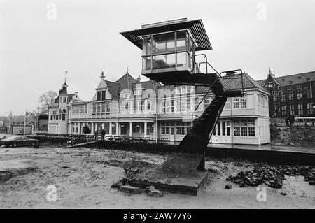 Réglementation de la circulation et standard du tramway d'Amsterdam qui tant que le café Hollandsch Nord-Sud est placé avant d'être transféré au tramway du musée à la station de Haarlemmermeerstation. Maisons à café, tours de contrôle Date: 3 janvier 1983 lieu: Amsterdam, Noord-Holland mots clés: Maisons à café, tours de contrôle Banque D'Images