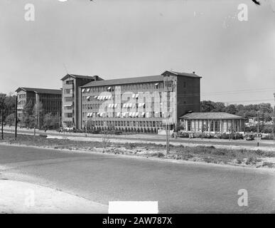 Nouveau bâtiment KLM à Raamweg Hague Annotation: Architecte: Dirk Roosenburg. Commencer la construction 1940. Ouverture Le 24 Mai 1949. Siège social KLM 1949-1969 Date : 13 mai 1949 lieu : la Haye, Hollande-Méridionale mots clés : bâtiments Nom de l'institution : KLM Banque D'Images