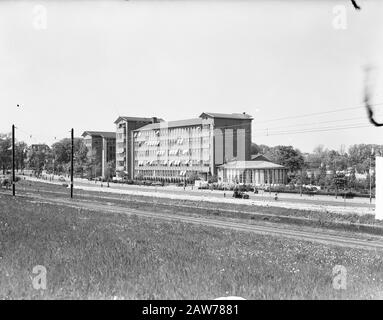 Nouveau bâtiment KLM à Raamweg Hague Annotation: Architecte: Dirk Roosenburg. Commencer la construction 1940. Ouverture Le 24 Mai 1949. Siège social KLM 1949-1969 Date : 13 mai 1949 lieu : la Haye, Hollande-Méridionale mots clés : bâtiments Nom de l'institution : KLM Banque D'Images