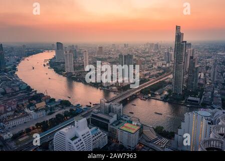 Panorama urbain de Bangkok au coucher du soleil. Les oiseaux ont une vue imprenable sur l'expansion urbaine avec des gratte-ciel et des hôtels Banque D'Images