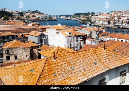 Vila NOVA DE GAIA, PORTUGAL - 29 AOÛT 2018 : vue aérienne sur les toits de Vila Nova de Gaia, au Portugal, et le fleuve Douro, et la vieille ville de Banque D'Images