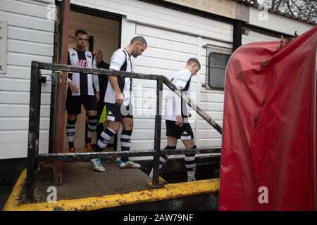 Les joueurs de la maison qui sortent de leur dressing avant Atherton Collieries ont joué Boston United dans le troisième tour de qualification du FA Trophy au stade Skuna. Le club à domicile a été formé en 1916 et a obtenu trois promotions en cinq saisons dans la division Premier League du Nord. C'était le plus éloigné qu'ils avaient progressé dans le trophée FA et défait leurs rivaux de la Ligue nationale du Nord par 1-0, Mike Brewster marquant un gagnant tardif regardé par une foule de 303 spectateurs. Banque D'Images