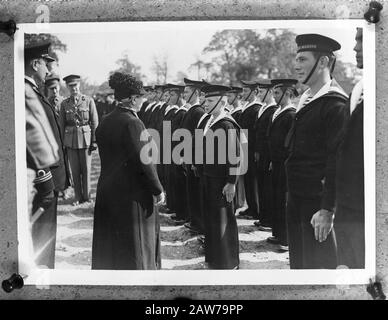 La reine Wilhelmina a visité la Brigade princesse Irene dans le camp militaire de Wolverhampton [Marinedetachtement] Annotation: Repro Negative Date: Mai 1942 lieu: Royaume-Uni, Wolverhampton mots clés : visites, camps, officiers de l'armée, soldats, WWII Nom De La Personne: Wilhelmina, reine Banque D'Images