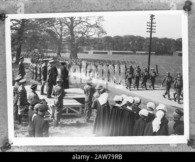 La reine Wilhelmina a visité la Brigade princesse Irene dans le camp militaire de Wolverhampton [défilé pour la Reine] Annotation: Repro Negative Date: Mai 1942 lieu: UK Wolverhampton mots clés: Visites, camps, officiers de l'armée, soldats, WWII Nom De La Personne: Wilhelmina, reine Banque D'Images