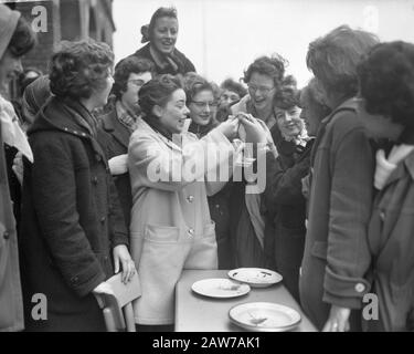 Crêpes course de temps en raison du 25ème anniversaire de l'association étudiante Vesta de l'HuishoudSchool Date: 21 Mars 1962 mots clés: Crêpes, étudiants Nom de l'institution: Vesta Banque D'Images