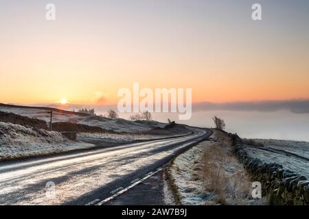 Teesdale, Comté De Durham, Royaume-Uni. 7 février 2020. Météo britannique. C'était un début froid et brumeux avec de la glace sur des routes non traitées à Teesdale, comté de Durham, dans le nord de l'Angleterre. Crédit: David Forster/Alay Live News Banque D'Images