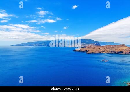 Vue de Ponta do Furado - Cais di Sardinha, Baia d'Abra - sentier de randonnée au point le plus à l'est de Madère - Ponta de Sao Lourenco Banque D'Images