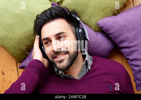 Homme listant à la musique portant un casque Banque D'Images