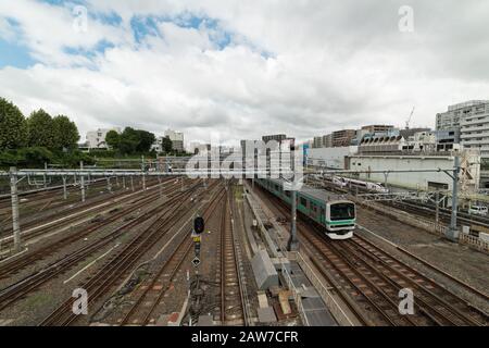 Tokyo, Japon - 29 août 2016 : train à l'approche de la gare d'Ueno à Tokyo. Voies ferrées infrastructure paysage urbain Banque D'Images