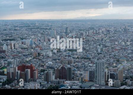 Vue aérienne de la banlieue de Tokyo au crépuscule. Scène urbaine asiatique moderne, vue panoramique sur la ville en soirée Banque D'Images