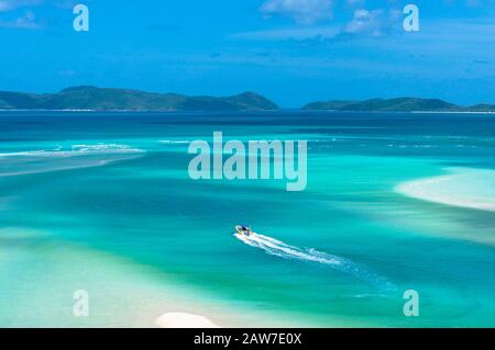 Vue aérienne du bateau de rafting sur l'eau bleu turquoise de la mer des récifs coralliens tropicaux à marée basse Banque D'Images
